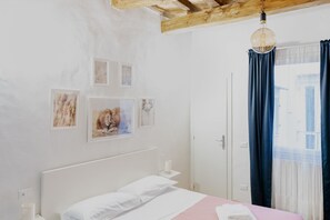1 habitación, escritorio, tabla de planchar con plancha y cuna de viaje 