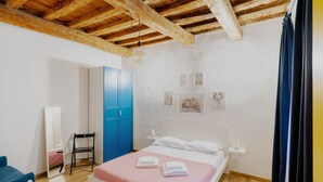 1 Schlafzimmer, Schreibtisch, Bügeleisen/Bügelbrett, Reisekinderbett