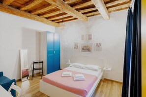 1 slaapkamer, een bureau, een strijkplank/strijkijzer, reisbedje