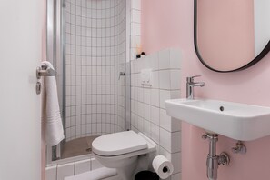 Dusj, hårføner, håndklær og såpe