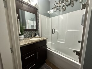 Dusche, Haartrockner, Handtücher, Seife