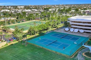 Condo, 1 cama King e sofá-cama (Modern beachfront condo with pool, gy) | Campo esportivo