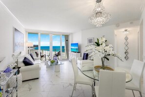 Living area - Modern Beachfront Condo With Pool, gym and Tennis (Marco Island)
