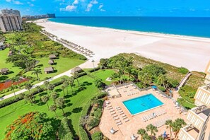 Condo, 1 cama King e sofá-cama (Modern beachfront condo with pool, gy) | Piscina | Piscina aquecida
