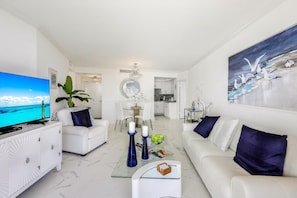 Condo, 1 cama King e sofá-cama (Modern beachfront condo with pool, gy) | Parte interna