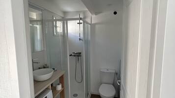 Dusche, Haartrockner, Seife, Toilettenpapier