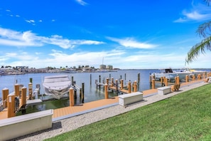 Condo, 1 cama Queen (Rare riverfront condo with pool, spa,) | Marina
