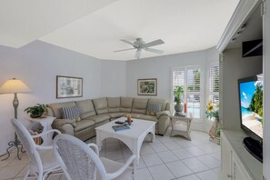 Condo, 1 cama Queen (Rare riverfront condo with pool, spa,) | Área de estar