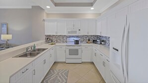 Condo, Berbilang Katil (The Provence of Marco PH-3) | Dapur peribadi
