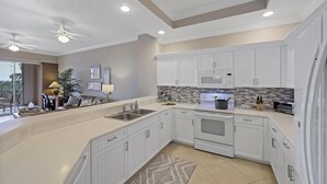 Condo, Berbilang Katil (The Provence of Marco PH-3) | Dapur peribadi