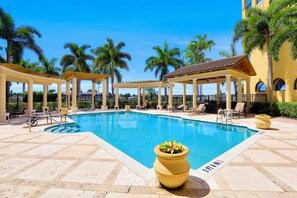 Apartamento, varias camas (Esplanade III 309) | Piscina | Una piscina climatizada