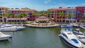 Condo, varias camas (Exquisite condo with unique balcony a) | Marina