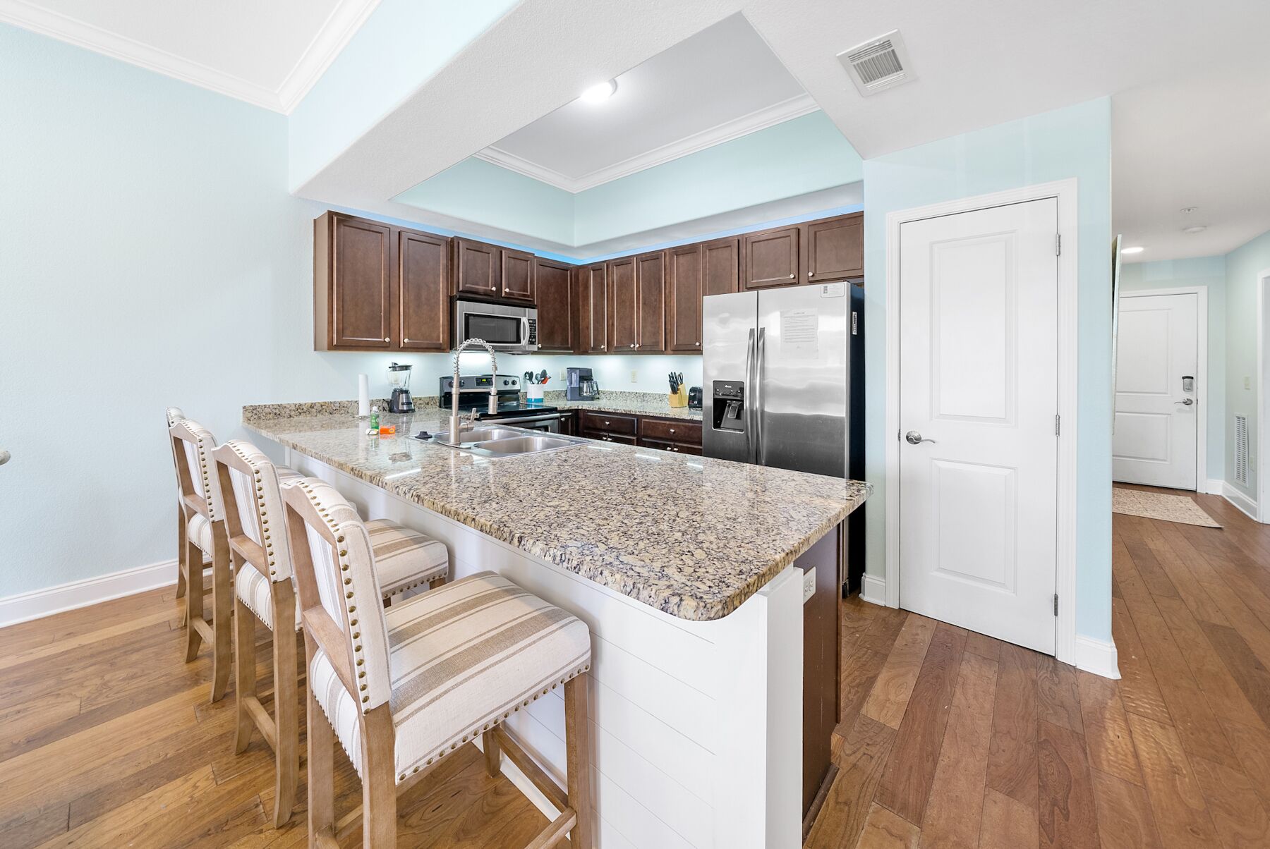 Réfrigérateur, micro-ondes, four, plaque de cuisson