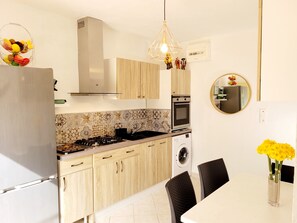 ثلاجة، ميكرو ويف، فرن، موقد طهي مسطح