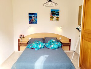 2 habitaciones, tabla de planchar con plancha y cuna de viaje 