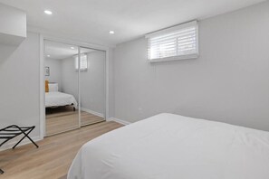 4 habitaciones, escritorio y tabla de planchar con plancha
