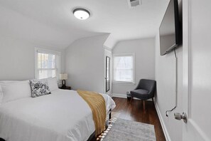4 habitaciones, escritorio y tabla de planchar con plancha 