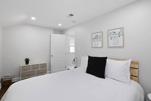 4 habitaciones, escritorio y tabla de planchar con plancha