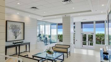 Condo, 1 King Bed (Beachfront condo with views, pools an) | Interior