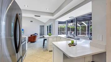 Nhà, nhiều giường (921 Montego Court) | Bếp riêng