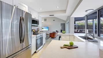 House, Multiple Beds (921 Montego Court) | Private kitchen