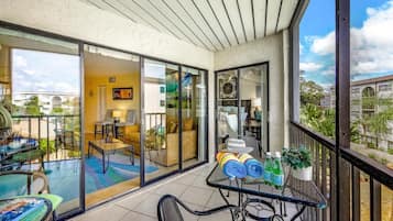 Condo, 1 King Bed (Pleasant condo with spectacular views) | Dining