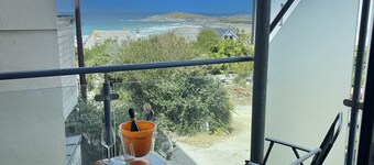 17 Ocean One is a 2 bedroom sea view apartment in Pentire and a stones throw from the world famous F