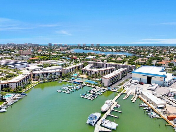 Condo, 1 cama Queen size y sofá cama (Waterfront one-bedroom condo with poo) | Marina