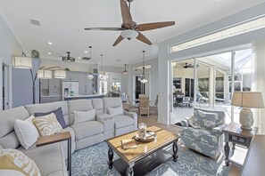 獨棟房屋, 多張床 (Alluring waterfront home with W expos) | 住宿內部