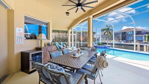 Casa, varias camas (Alluring waterfront home with W expos) | Piscina | Una piscina climatizada