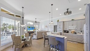Casa, varias camas (Alluring waterfront home with W expos) | Cocina privada
