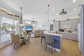 獨棟房屋, 多張床 (Alluring waterfront home with W expos) | 私人廚房