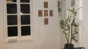 A room with a bed, a window, and a potted plant. - Nice 2 rooms in the center of town, close to the Garonne river (Toulouse)