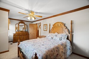 3 makuuhuonetta, silitysrauta/-lauta, ilmainen Wi-Fi, vuodevaatteet