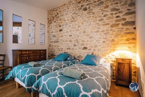 4 bedrooms, WiFi, bed sheets - Superb village house-Pool-Ideal for family (Bourdic)