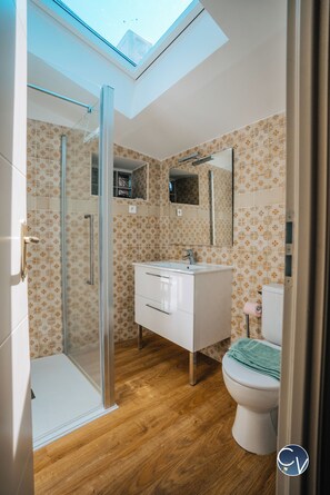 Douche, serviettes fournies