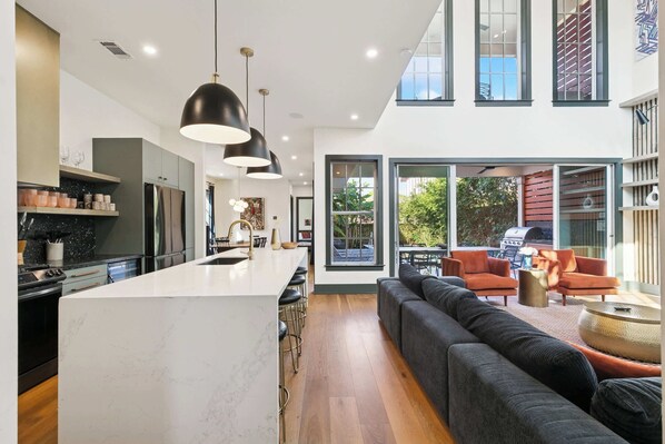 Refrigerador, microondas, horno y parrilla de estufa 