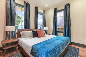 5 slaapkamers, een bureau, een strijkplank/strijkijzer, reisbedje