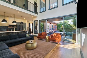 Televisión, estéreo y oficina 