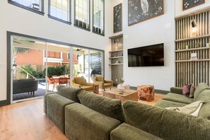 Télévision, chaîne hi-fi, espaces bureaux