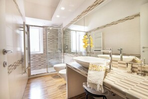 Regadera, secadora de cabello, bidet, toallas 