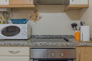 Kühlschrank, Ofen, Herdplatte, Wasserkocher mit Kaffee-/Teezubehör