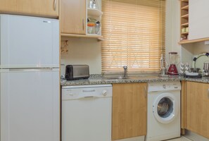 Fridge, oven, stovetop, coffee/tea maker