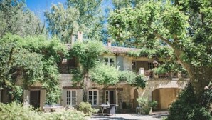 A stone building with multiple windows and a courtyard surrounded by trees. - Mas Dagan, vacation apartments in Saint Remy to dream away on a romantic estate  (Saint-Rémy-De-Provence)