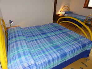 2 bedrooms, in-room safe, bed sheets - Condominio Giuliana large three-room apartment sleeps 7 (Bibione)