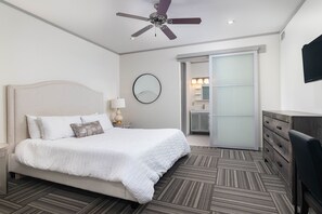 1 bedroom, desk, free WiFi, bed sheets - Modern Luxury Downtown Condo (Oxford)