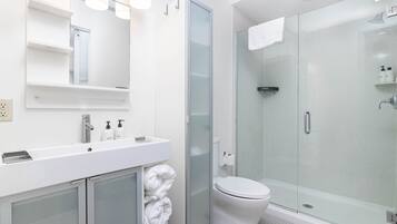 Ducha, secador de pelo, toallas y jabón