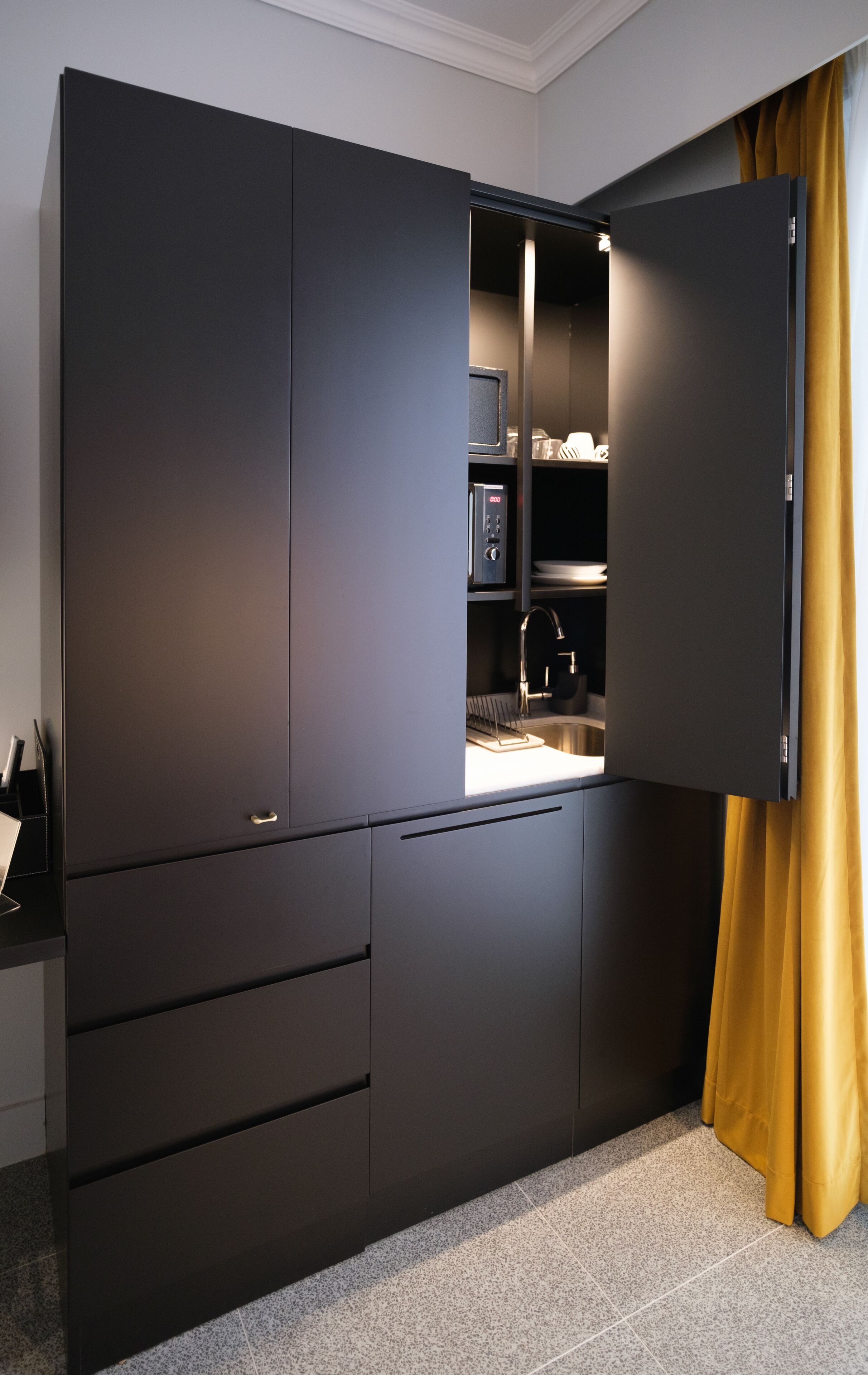 Black & White Suite | 1 bedroom, in-room safe, laptop workspace, blackout drapes