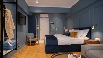 Blue Suite | 1 bedroom, in-room safe, laptop workspace, blackout curtains