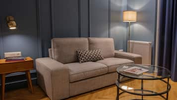 Blue Suite | Área de sala de estar | Smart TV de 45 pulgadas con canales por cable, televisión y oficina